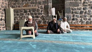 Kayseri'de vatandaşlar 8 asırlık camide itikafa girdi