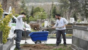 Mezarlıklarda bayram hazırlığı