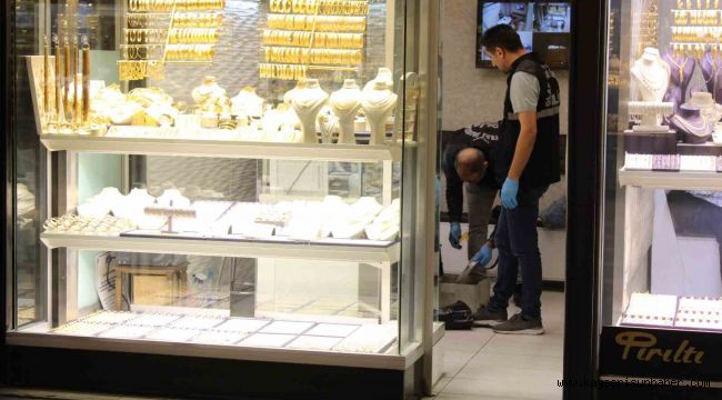 Sarrafın kafasına taşla vurarak kuyumcuyu soymaya çalışan yaşlı kadın gözaltına alındı