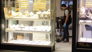 Sarrafın kafasına taşla vurarak kuyumcuyu soymaya çalışan yaşlı kadın gözaltına alındı