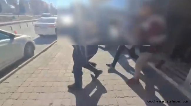 Seyir halindeki aracın önünü kesip cep telefonu çalan 9 şüpheli gözaltına alındı