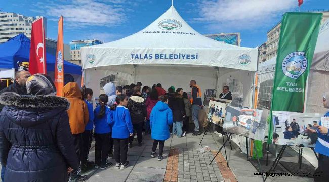 Talas Belediyesi'nden meydanda deprem standı
