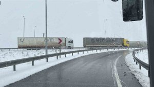 Tırların ulaşımına kar engeli