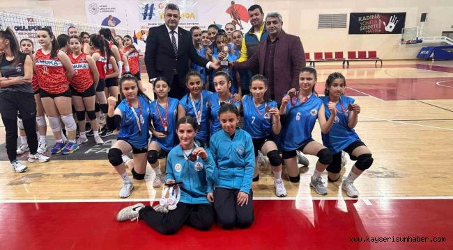 Tomarza Belediyespor kız voleybolda Kayseri 4.'sü oldu