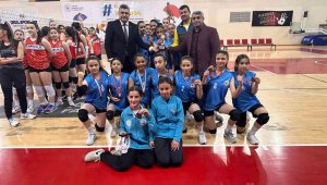 Tomarza Belediyespor kız voleybolda Kayseri 4.'sü oldu