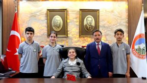 7. sınıf öğrencisi Zeynep, Vali Çiçek'in koltuğunu devraldı