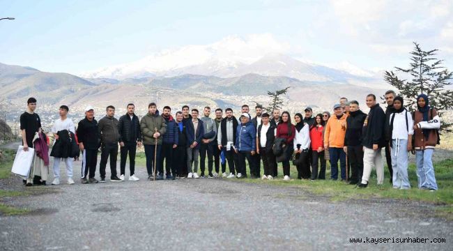 Başkan Büyükkılıç, güne gençlerle yürüyüş yaparak başladı