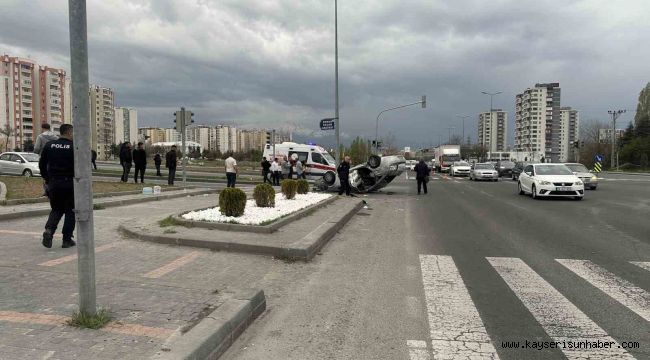 Belediye otobüsü ile otomobil çarpıştı: 9 yaralı