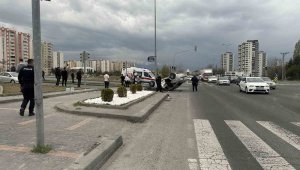 Belediye otobüsü ile otomobil çarpıştı: 9 yaralı