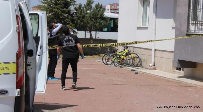 Cam silerken 4'üncü kattan düşerek ağır yaralanan kadın hayatını kaybetti