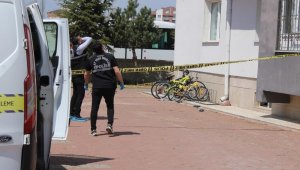 Cam silerken 4'üncü kattan düşerek ağır yaralanan kadın hayatını kaybetti