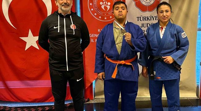 Down Sendromlu Samet şampiyon oldu