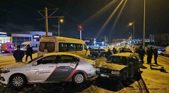 Kayseri'de 11 araçlı zincirleme kaza: 2 yaralı