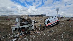 Kayseri'de ambulans ile kamyonet çarpıştı: 6 yaralı