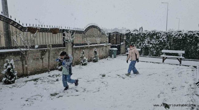 Kayseri'de lapa lapa kar yağdı