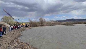 Kayseri'de nehre düşen şahıs aranıyor