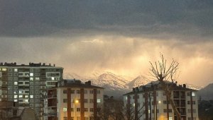 Kayseri'de şimşekler Erciyes'i aydınlattı