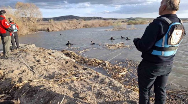 Kızılırmak'a düşen genci arama çalışmaları devam ediyor