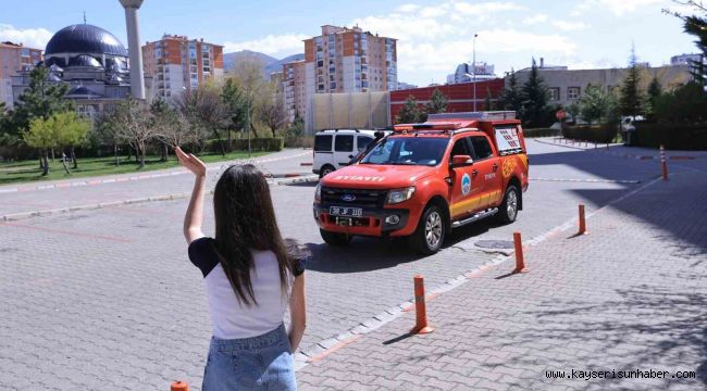Küçük Aleyna'ya doğum gününde itfaiye ekiplerinden sürpriz