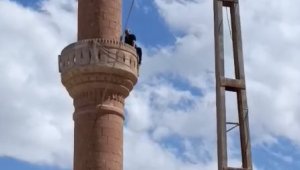 Minareye çıkarak atlamak istedi