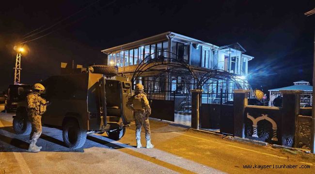 Polise silah gösteren şahsı yakalamak için operasyon düzenlendi