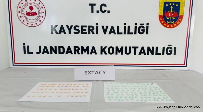 Zehir tacirleri jandarmadan kaçamadı