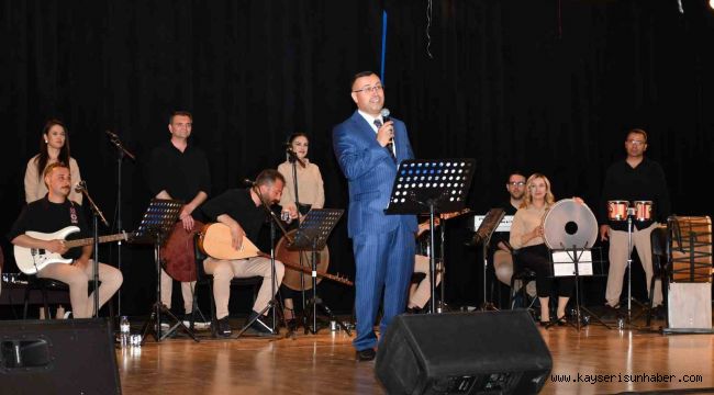 Başsavcı Korkmaz türkü söyledi, büyük alkış topladı