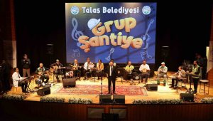 Belediye personeli 1 Mayıs'ta kulakların pasını sildi