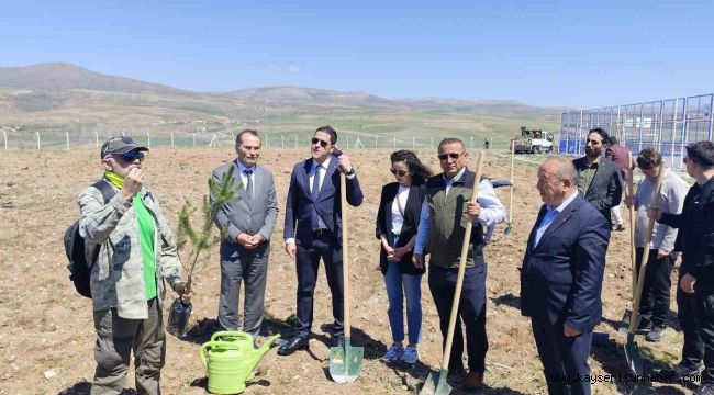 Büyükşehir, Pınarbaşı'daki eğitim yuvasına 2 bin 500 fidan dikti