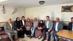 Çopuroğlu'ndan, en yaşlı AK Parti üyesine Anneler Günü sürprizi