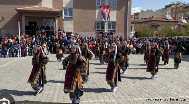 Develi'de İmam Hatip Ortaokulu'nda 'Yabancı Dil Şenliği'