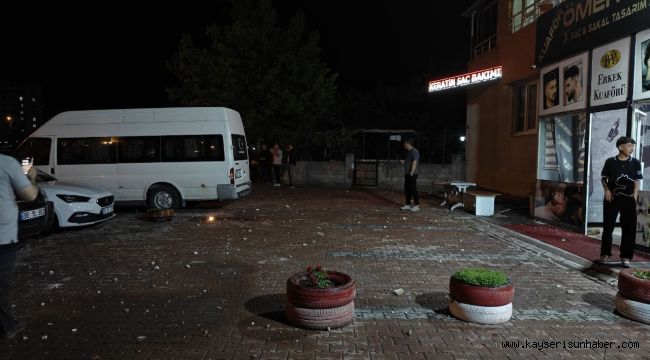 Kayseri'de apartmanın çatısına yıldırım düştü, park halindeki araçlar zarar gördü