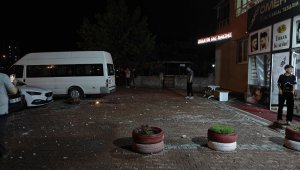 Kayseri'de apartmanın çatısına yıldırım düştü, park halindeki araçlar zarar gördü