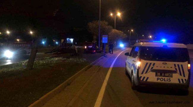 Kayseri'de otomobil ağaçlara çarpıp ters döndü: 2 yaralı