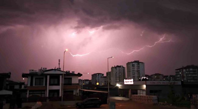 Kayseri'de şimşekler geceyi aydınlattı