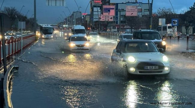 Kayseri'yi sağanak vurdu, itfaiye ekipleri teyakkuza geçti