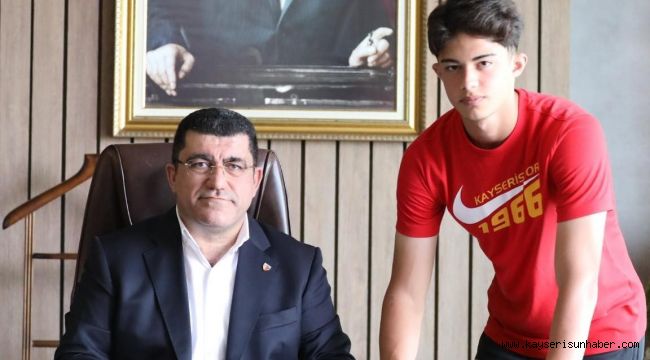 Kayserispor'da Kayra profesyonel oldu