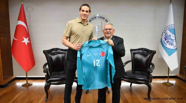 Milli kaleci Doğan Alemdar, Başkan Büyükkılıç'ı ziyaret etti