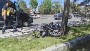 Motosiklet servise çarptı: 2 yaralı