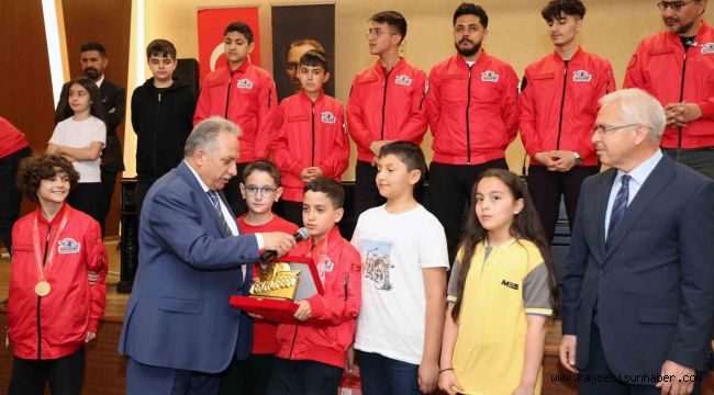 Talas Belediye Meclisi'nde TEKNOFEST şampiyonları rüzgarı esti