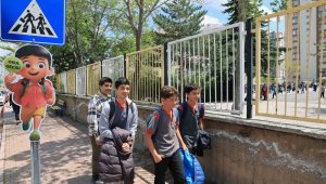 Talas'ta okul geçitlerine öğrenci güvenliği için sevimli uyarıcılar