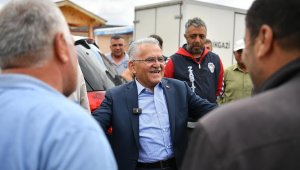 Başkan Büyükkılıç'tan Mimarsinan Kurban Pazarı'nda sıkı pazarlık ve samimi buluşma