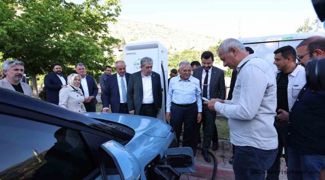 Başkan Büyükkılıç'tan Yahyalı'ya temiz enerji yatırımı: K-Şarj elektrikli araç şarj istasyonu açıldı