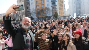 Başkan Çolakbayrakdar: "Evlatlarımızın geleceğine ışık tutuyoruz"