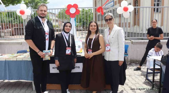 Bu kitabın 100 yazarı var