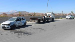 Direğe çarpan otomobil sürücüsü ağır yaralandı