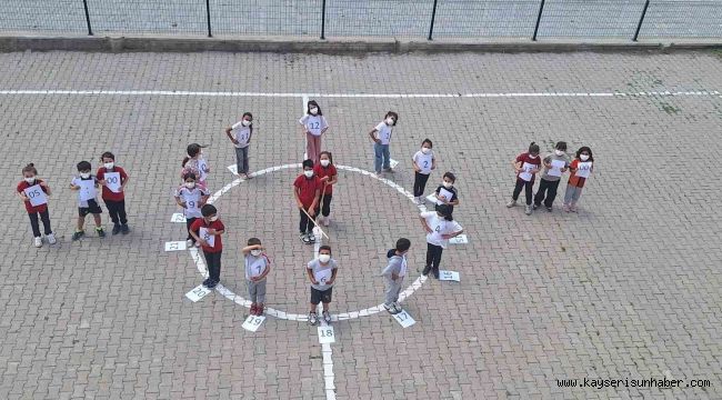 Hilal öğretmen eTwinning projeleri ile öğrencilerini hem eğlendirdi hem de eğitti