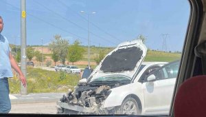 İki otomobil kafa kafaya çarpıştı: 8 yaralı