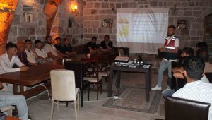 Jandarma Ağırnaslı gençleri uyuşturucuya karşı bilgilendirdi