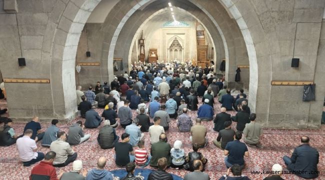 Kayseri'de Bayram Namazı'nda camiler doldu